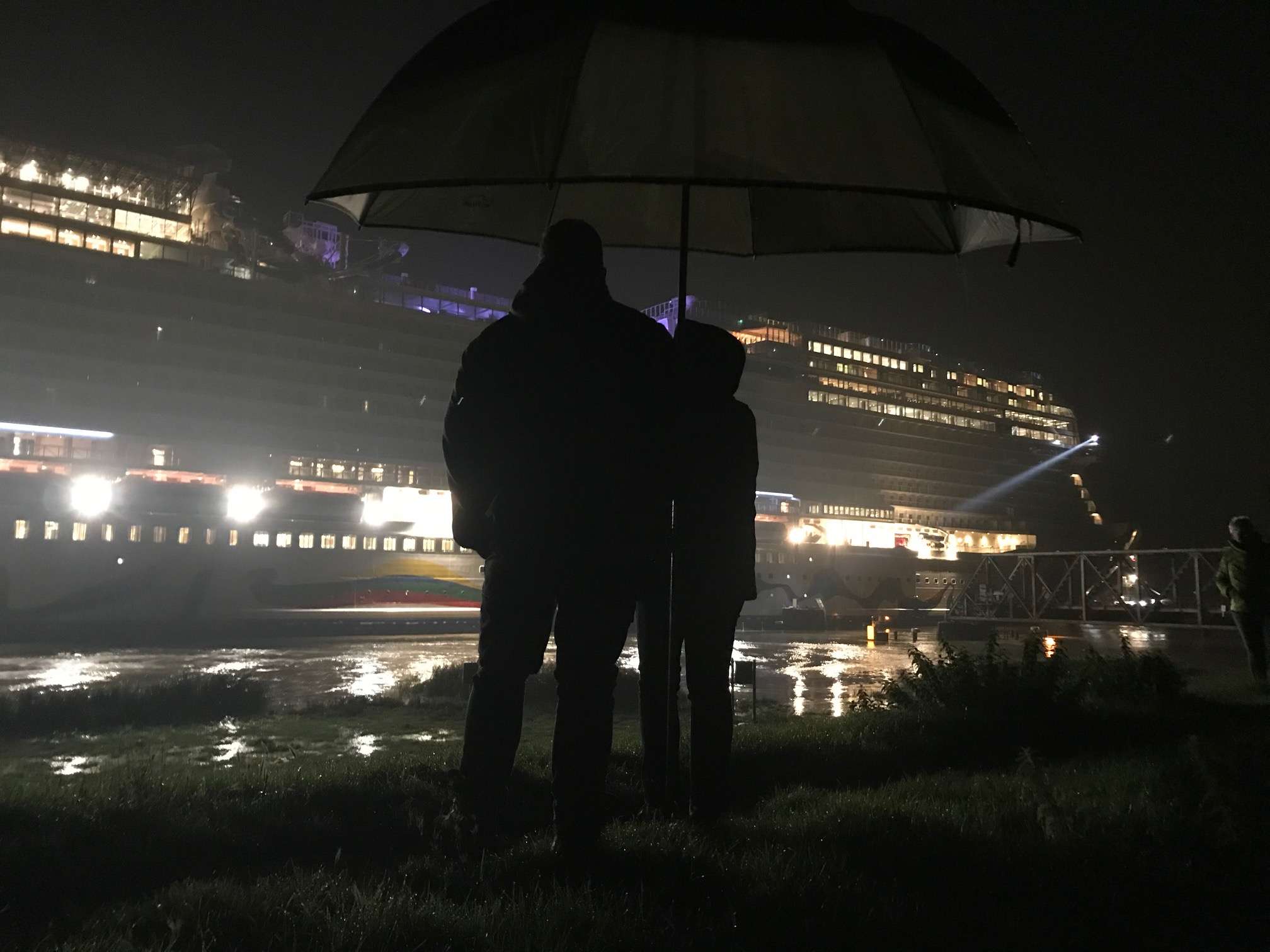 Um 2.30 Uhr in der Nacht passierte das Schiff die Friesenbrücke in Weener. © Gonzalez-Tepper